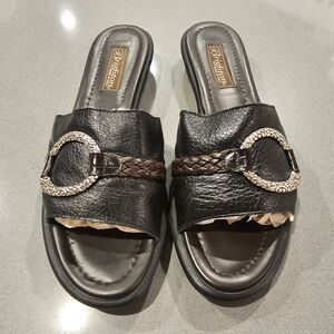 Brighton Jive Black and Brown Pebbled Leather Sandals W/ Silver Medallion Size 8